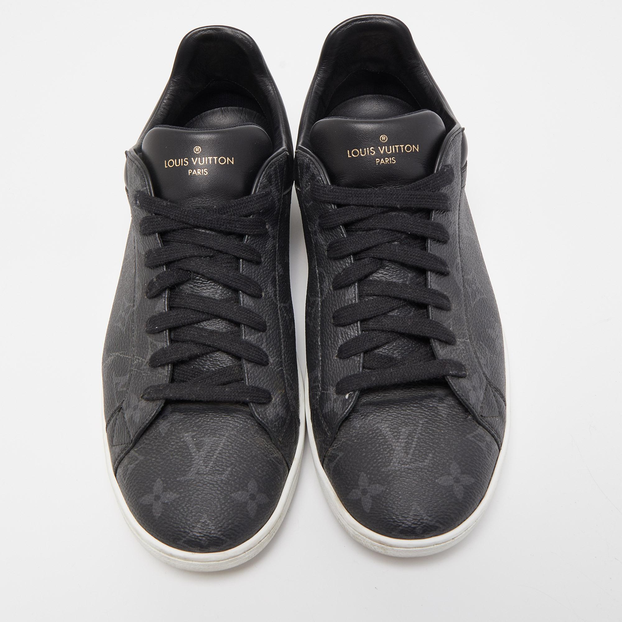 Coming in a classic silhouette, these designer sneakers are a seamless combination of luxury, comfort, and style. These sneakers are finished with signature details and comfortable insoles.

Includes: extra lace
