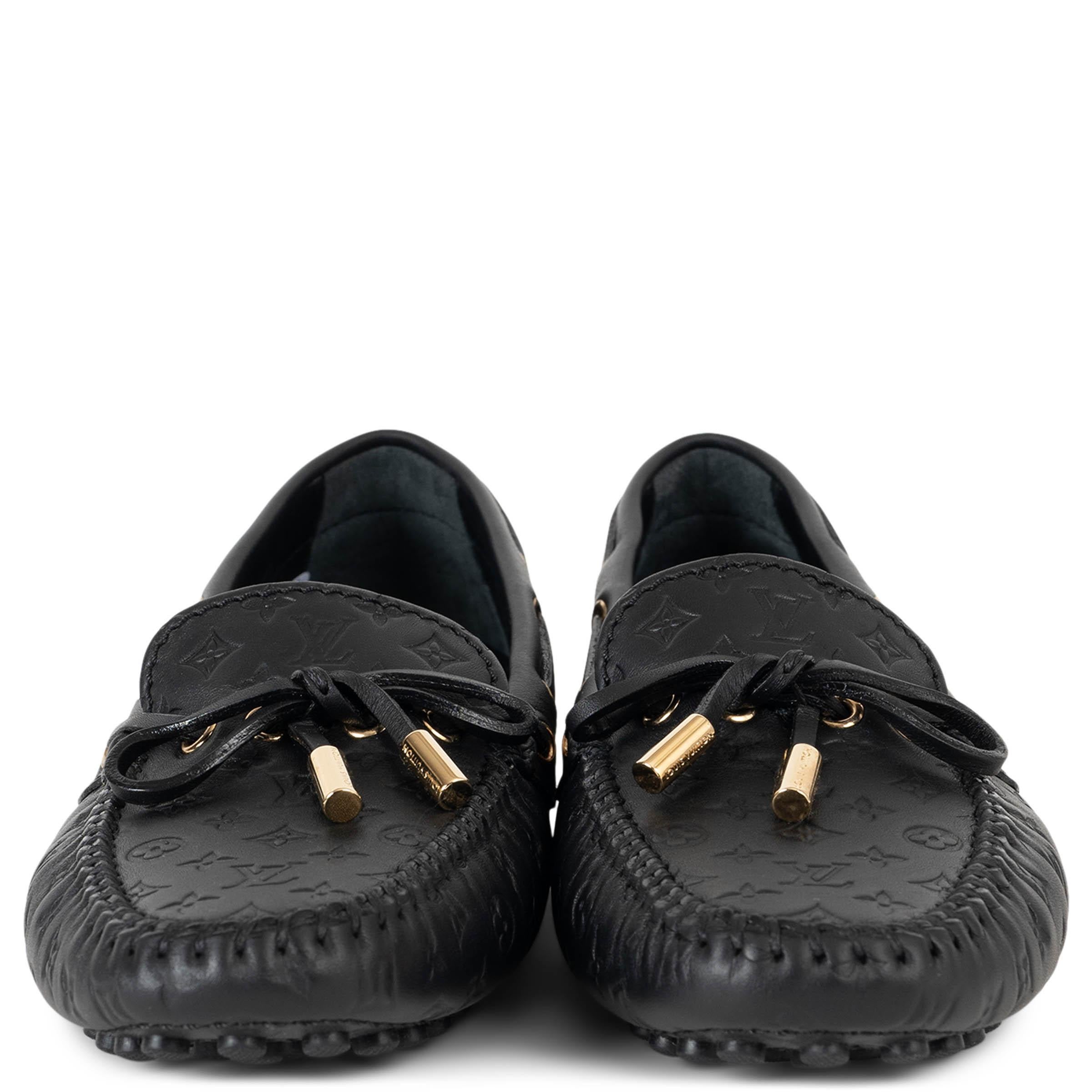 Estos mocasines Gloria 100% auténticos de Louis Vuitton en suave piel de becerro Monogram Empreinte negra combinan la elegancia atemporal con una artesanía excepcional. Destacan por su construcción de mocasín auténtico, que ofrece flexibilidad y