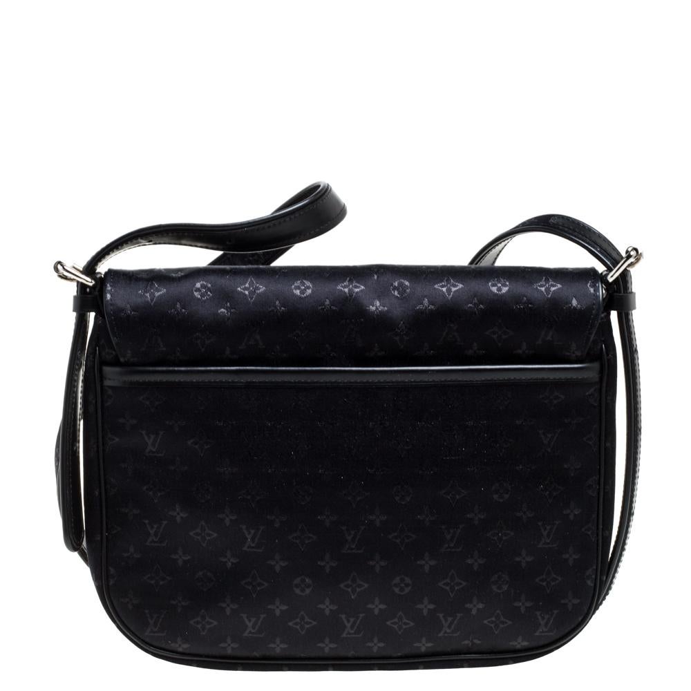 This Louis Vuitton Musette Conte de Fees bag is a dream to own. This lovely creation was part of the Spring/Summer 2002 collection, formed in collaboration between Marc Jacobs and Julie Verhoeven. This pochette is made from monogram canvas and