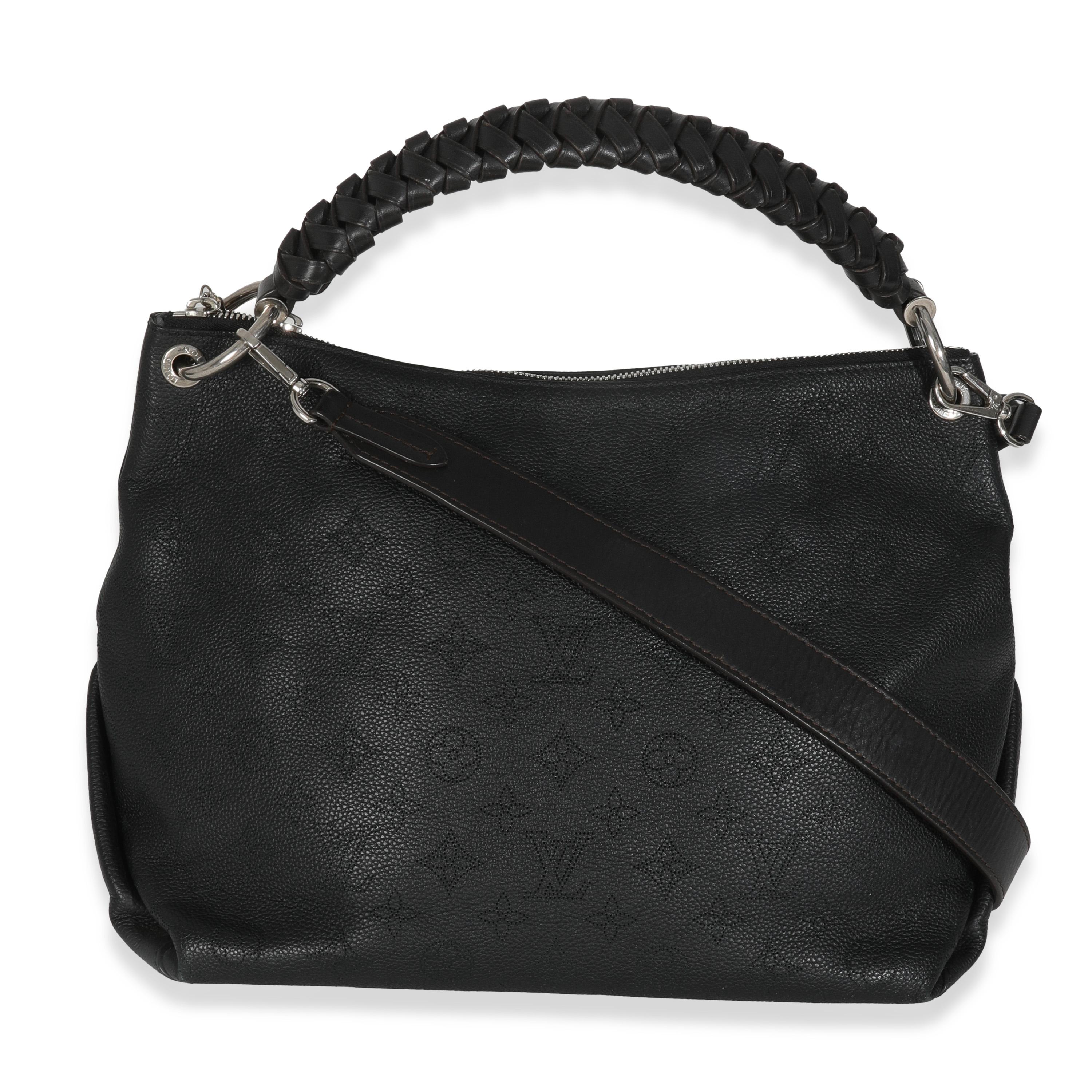 Listing Title : Louis Vuitton Noir Monogram Mahina Beaubourg Hobo MM
SKU : 147747
MSRP : 4850.00 USD
Condit : Usagé 
Condition du sac à main : Très bon
Commentaires sur l'état : L'article est en très bon état avec des signes mineurs d'usure.