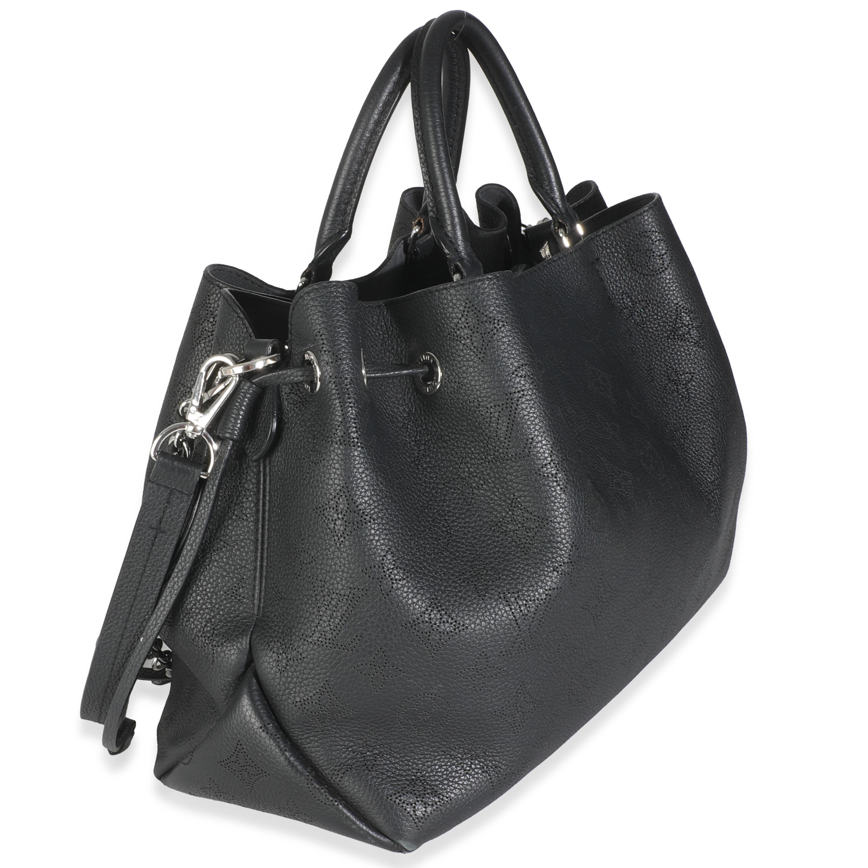 Titolo dell'elenco: Louis Vuitton Tote nera Monogram Mahina Bella
SKU: 145418
Condizioni: Usato 
Condizioni della borsa: Discreto
Commenti sulle condizioni: L'articolo è in condizioni discrete con evidenti segni di usura.  Ampie scalfitture agli