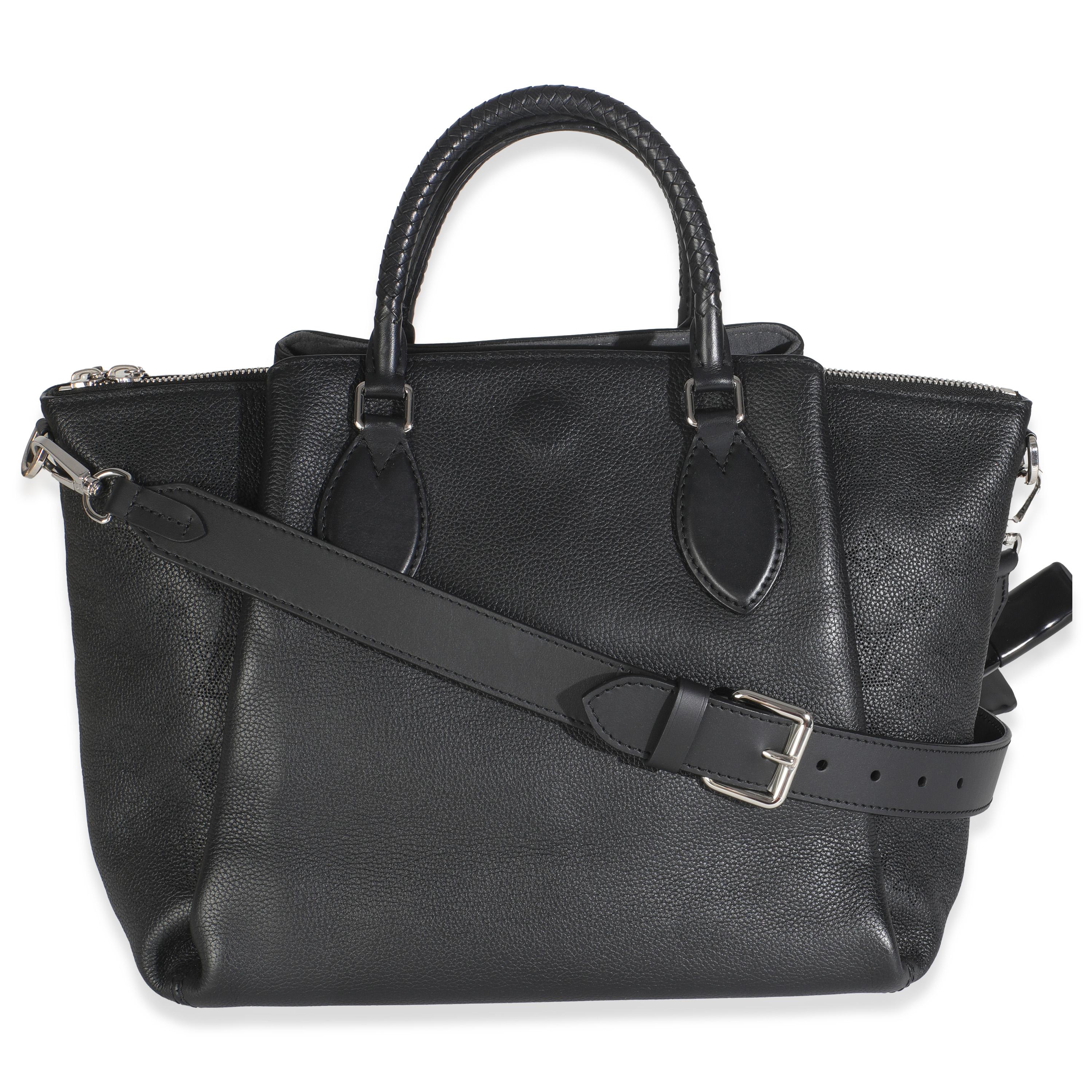 Titre de la liste : Louis Vuitton Black Monogram Mahina Haumea Bag
SKU : 148836
MSRP : 4250.00 USD
Condit : Usagé 
Condition du sac à main : Excellent
Commentaires sur l'état : L'article est en excellent état et présente de légers signes d'usure. 