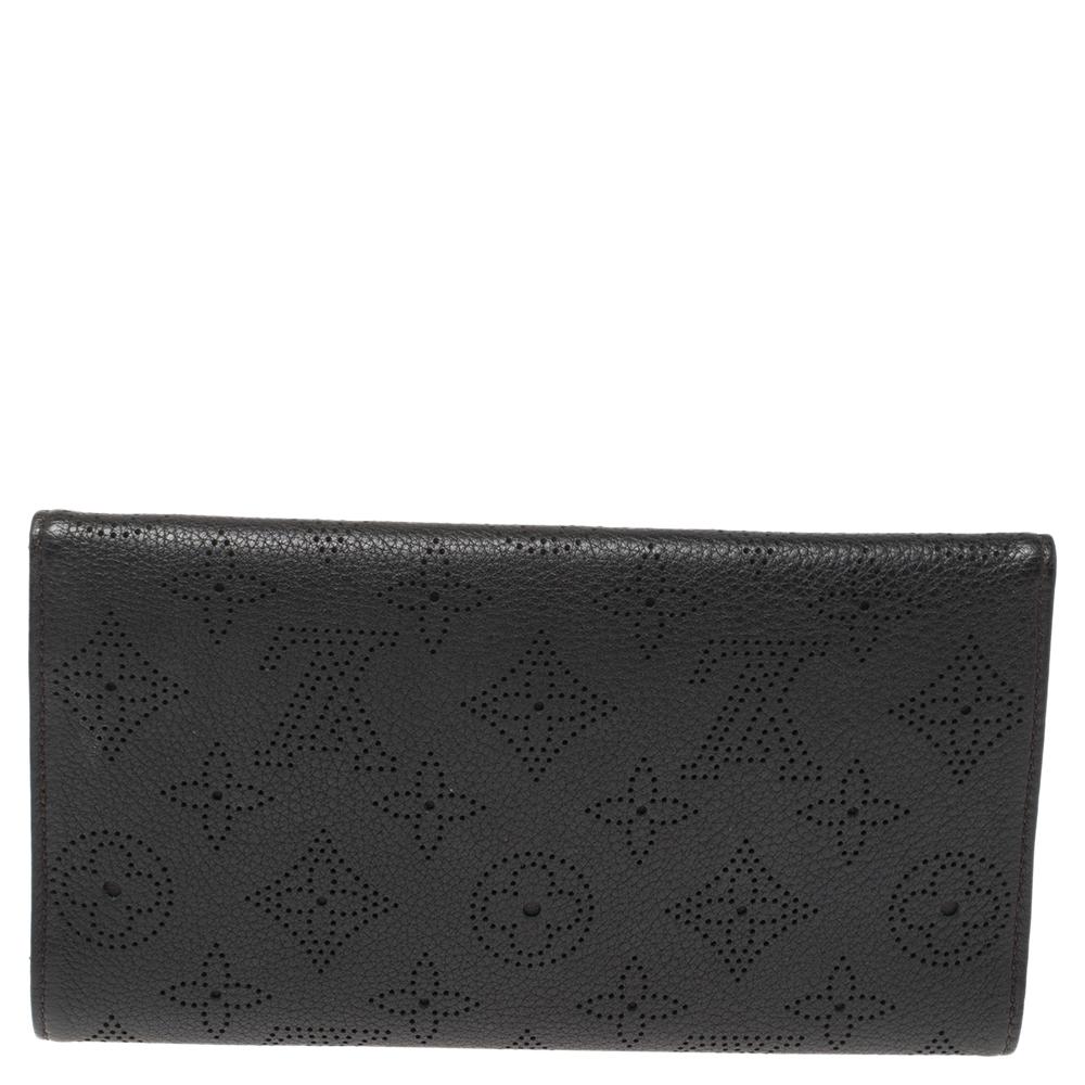 Made from premium monogram Mahina leather, this Amelia wallet is a long-lasting accessory. Store your daily essentials and put together a stylish look with this creation from Louis Vuitton. Featuring a classic black shade, this superb wallet will