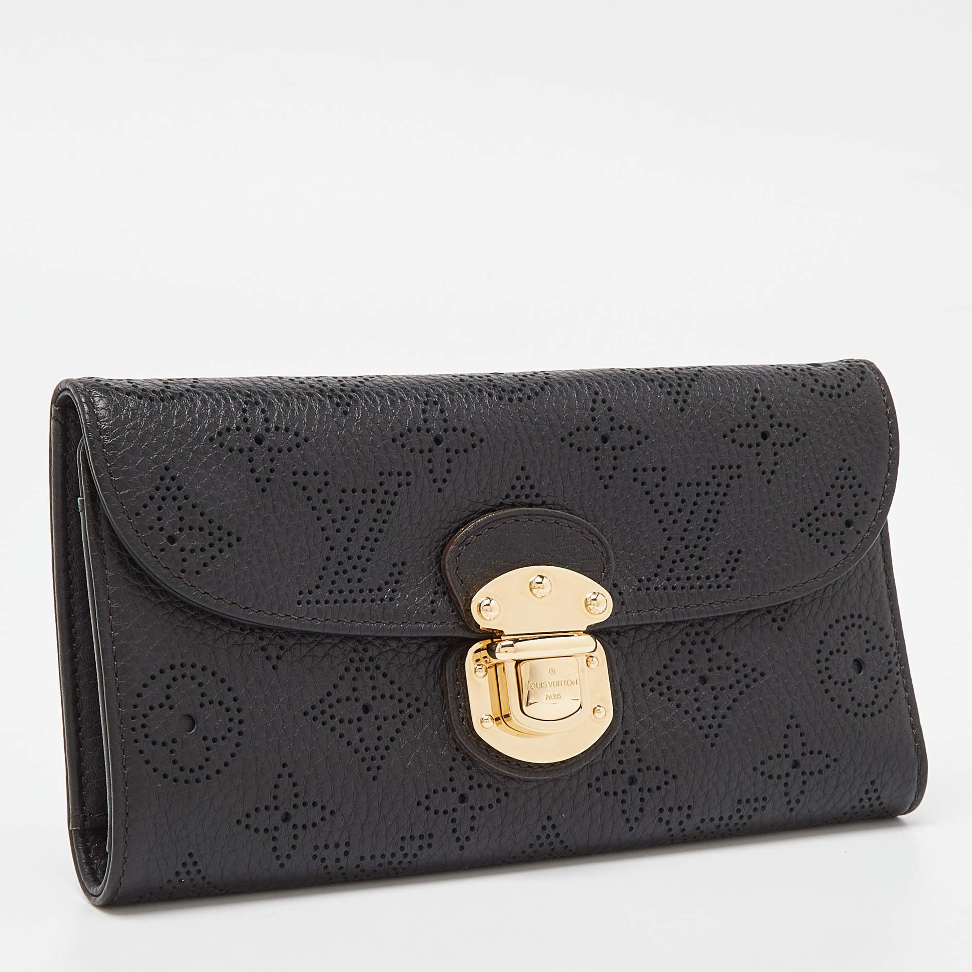 Louis Vuitton Black Monogram Mahina Leather Amelia Wallet In Good Condition In Dubai, Al Qouz 2