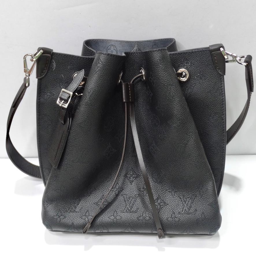 Ce sac à cordon Mahina Muria de Louis Vuitton, d'une valeur de 2021, est d'une beauté époustouflante ! Louis Vuitton présente le sac à main idéal pour tous les jours, fabriqué en cuir Mahina finement perforé en noir. La signature subtile du