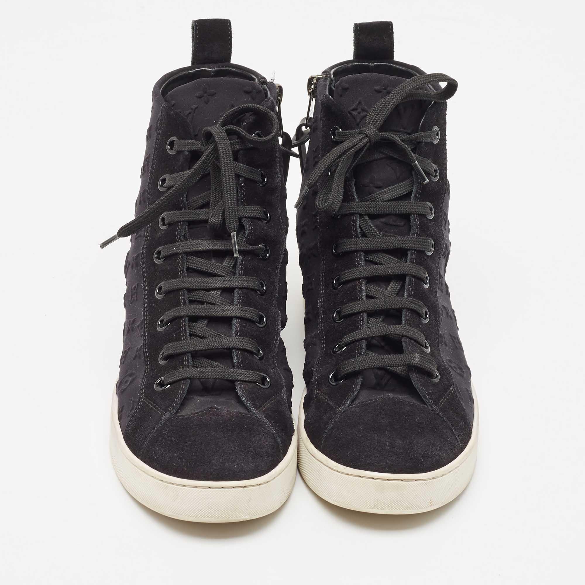 Entra nel lusso della moda con queste sneakers LV. Queste scarpe di alta qualità offrono una miscela armoniosa di stile e comfort, perfette per chi esige raffinatezza a ogni passo.

Include
Busta di polvere originale, lacci extra