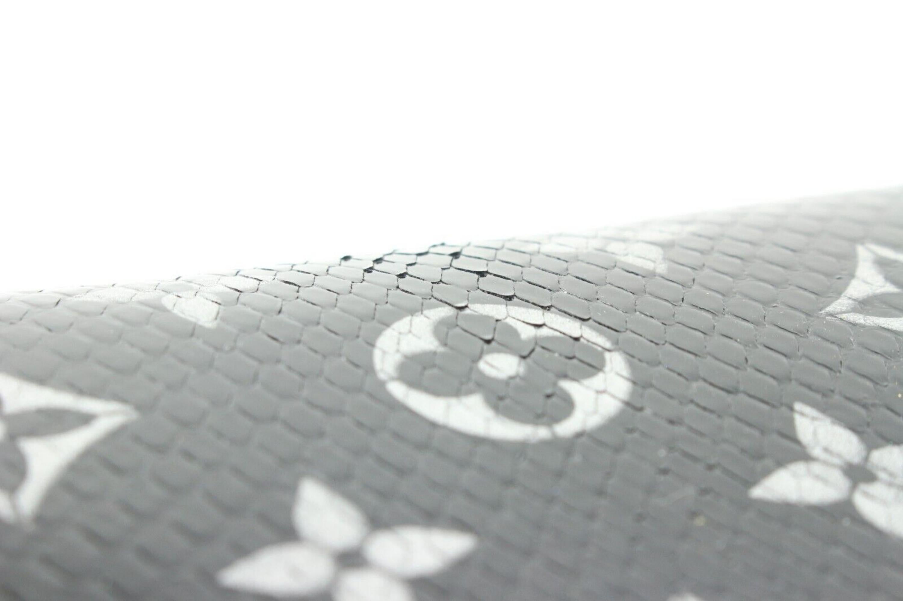 Louis Vuitton Portemonnaie mit schwarzem Monogramm und Python-Reißverschluss 3LK0223 Damen im Angebot