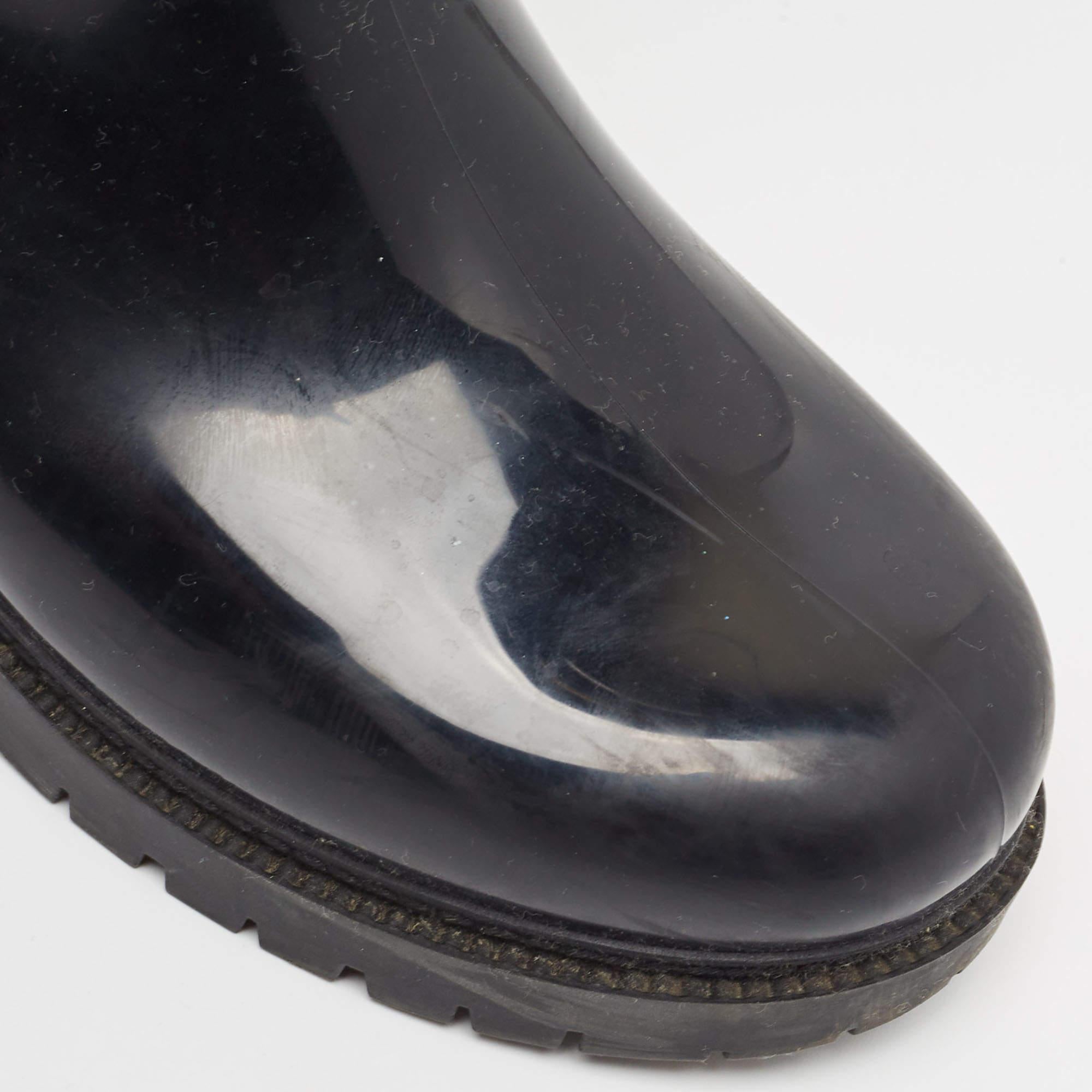 Louis Vuitton Black Monogram Rubber Knee Length Boots Size 38 In Good Condition For Sale In Dubai, Al Qouz 2