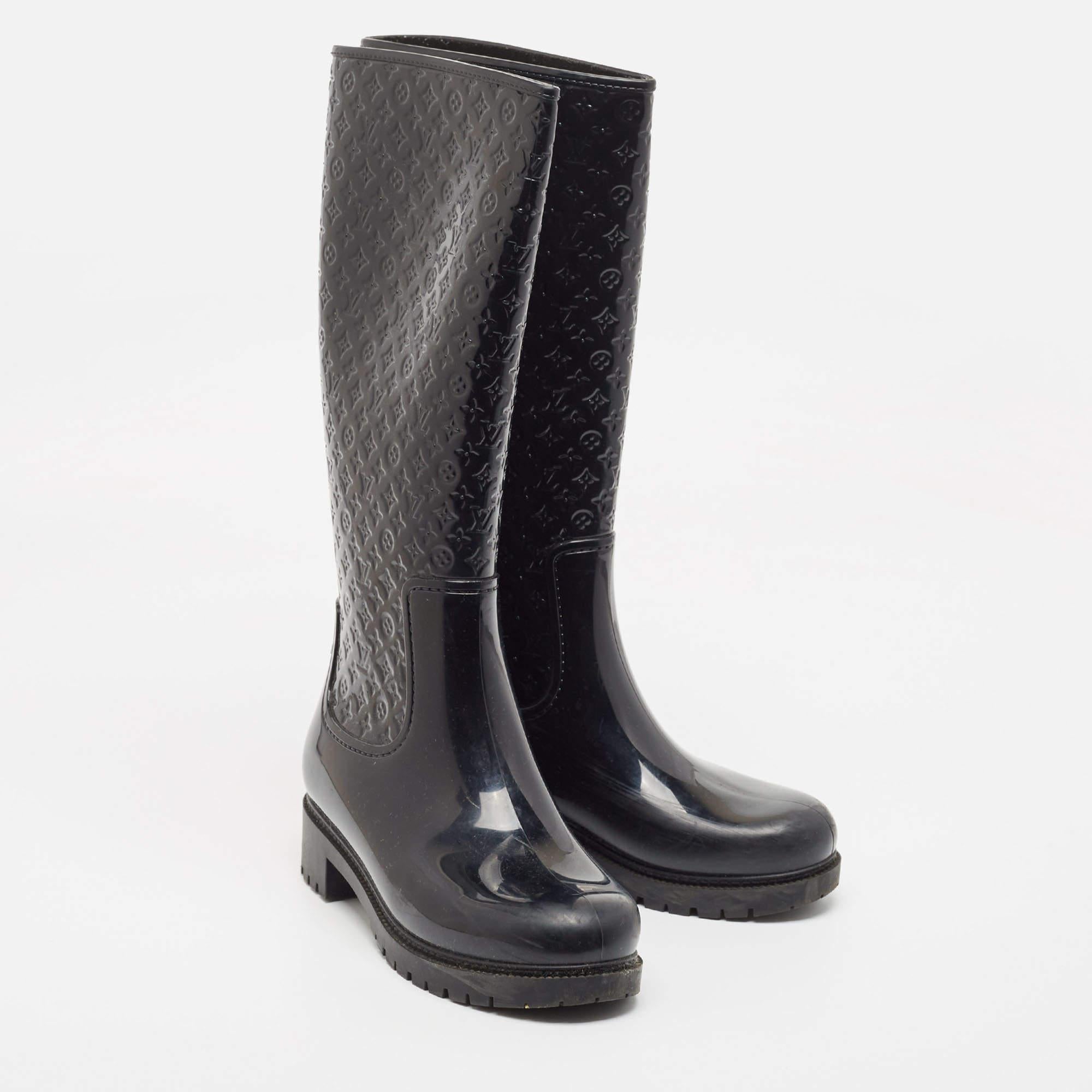 Louis Vuitton Schwarze knielange Stiefel mit Monogramm aus Gummi Größe 38 im Angebot 2