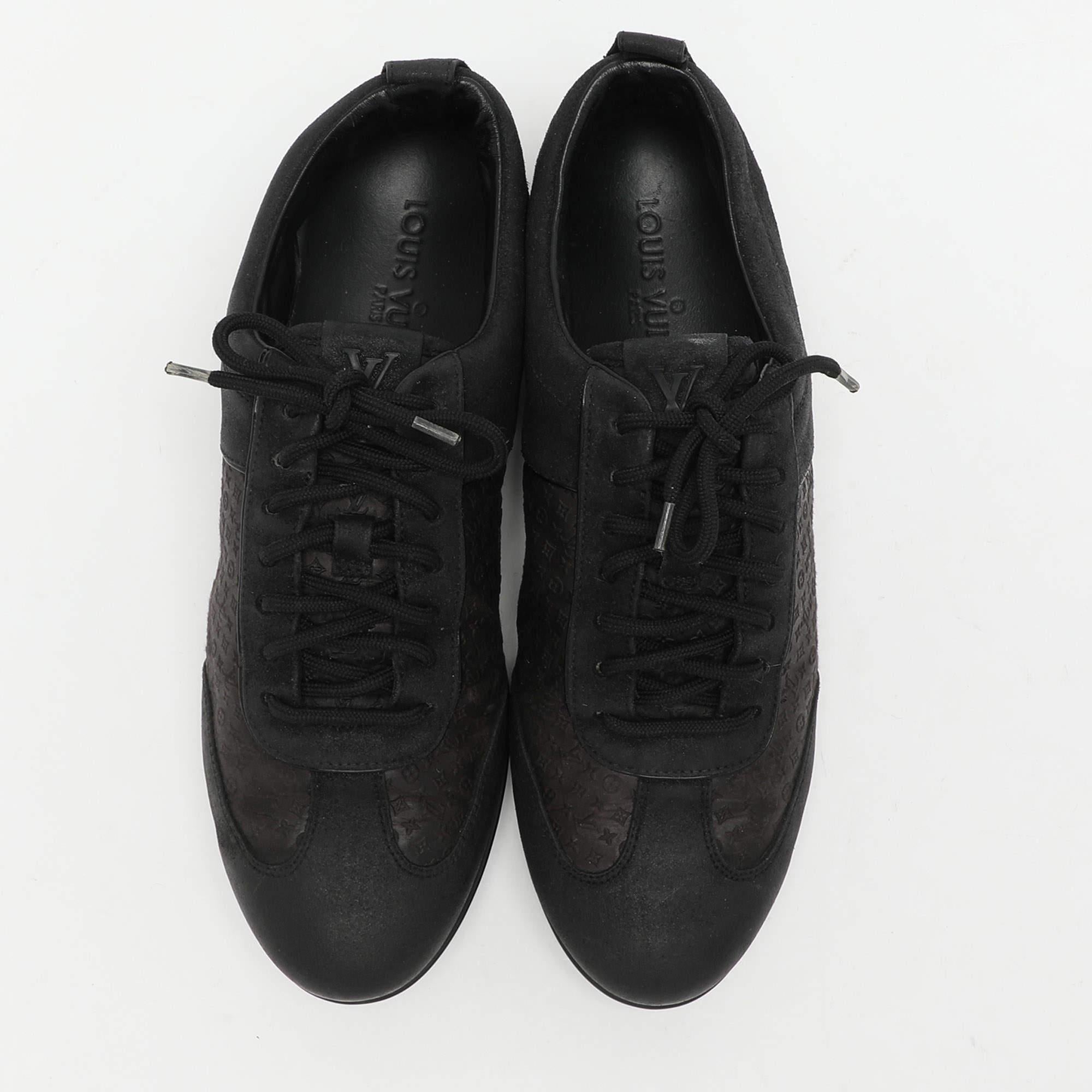 Donnez à votre tenue une touche chic avec cette paire de baskets de marque. La création est cousue à la perfection pour vous permettre de les porter pendant longtemps.