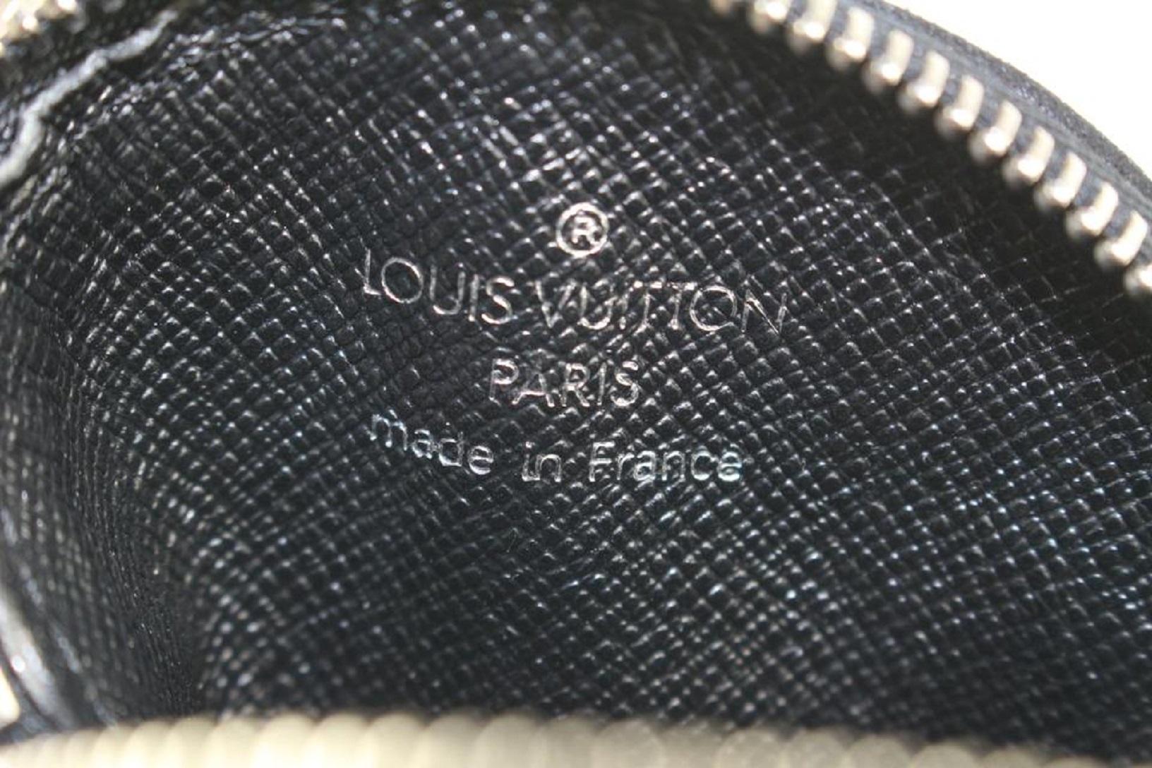 Louis Vuitton Schwarzer runder Münzbeutel mit Monogramm aus Satin Conte De Fees in Apfelform  im Zustand „Gut“ im Angebot in Dix hills, NY
