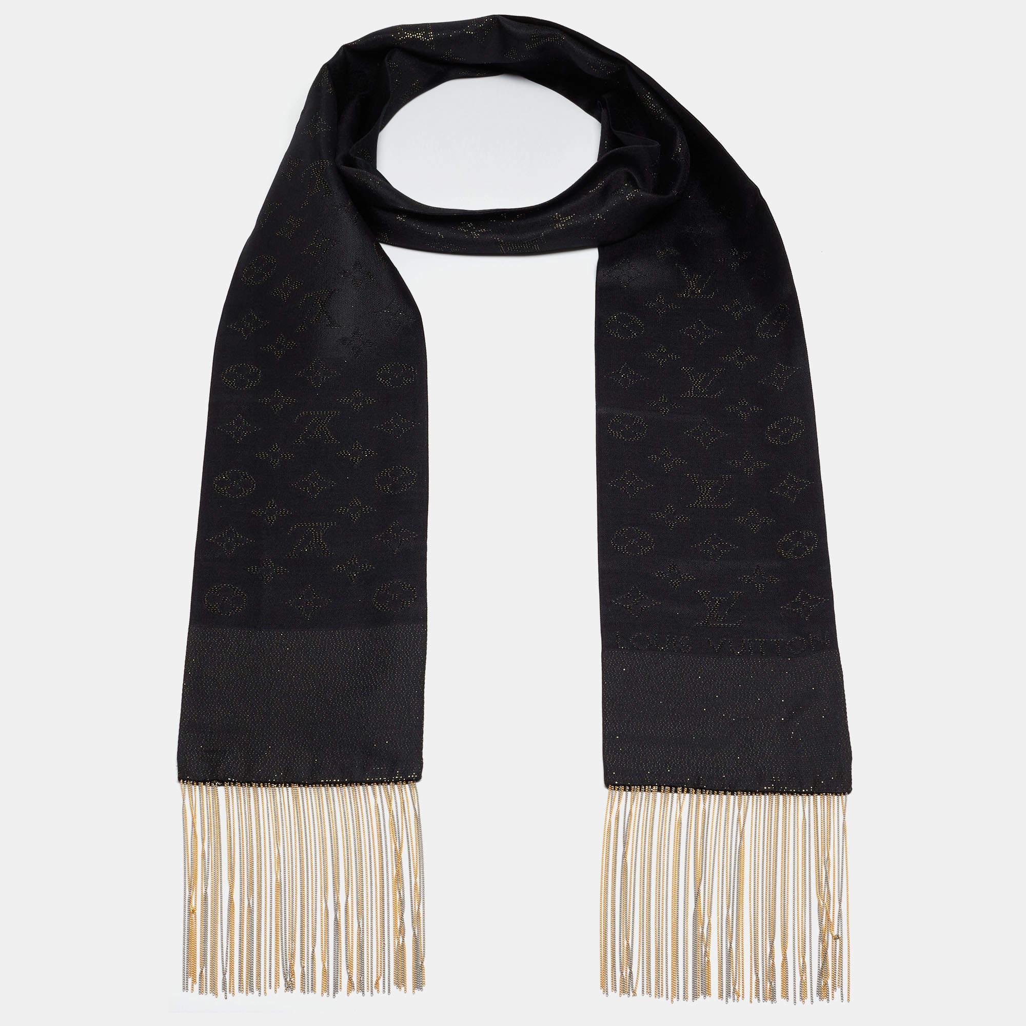 Élevez votre style avec ce foulard en soie Louis Vuitton méticuleusement confectionné. Des accents de monogramme et un design intemporel s'unissent pour créer un accessoire exquis qui respire la sophistication et le style.

