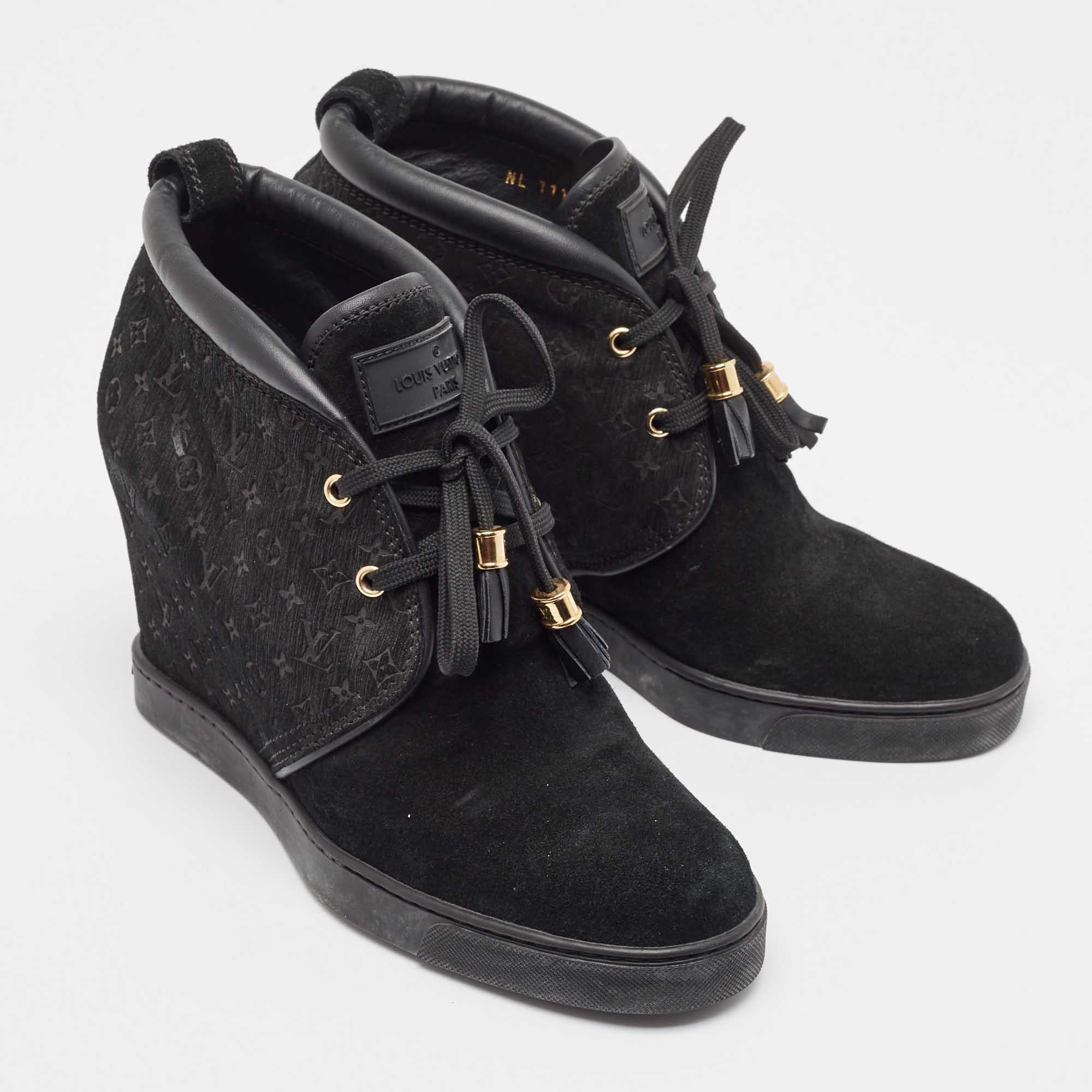 Louis Vuitton Zapatillas con cuña de ante y cuero con monograma negro talla 39.5 en Bueno estado para la venta en Dubai, Al Qouz 2