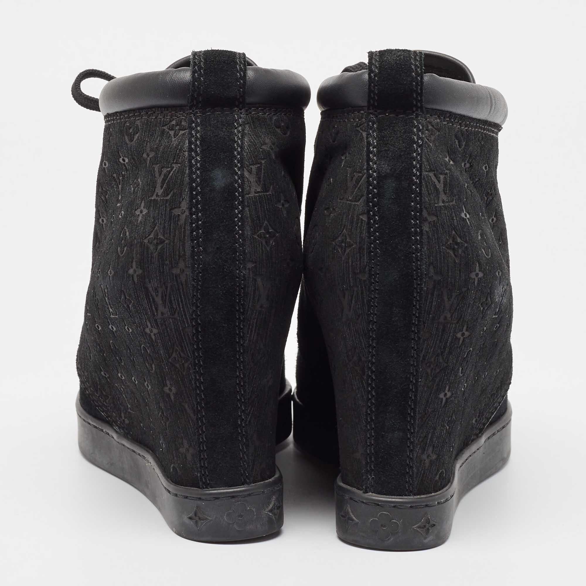 De las mujeres Louis Vuitton Zapatillas con cuña de ante y cuero con monograma negro talla 39.5 en venta