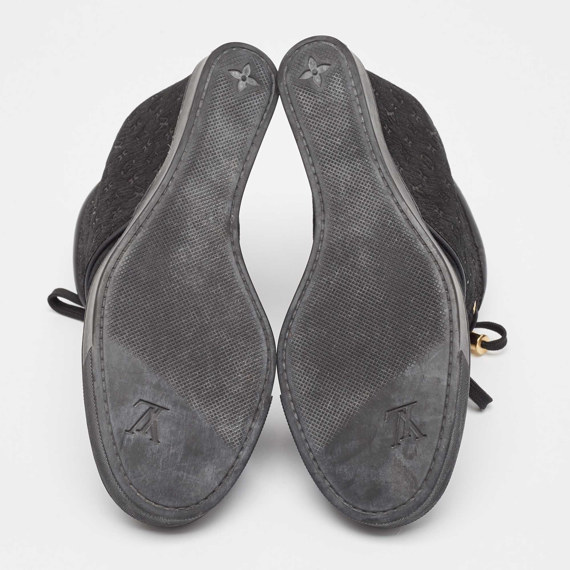 Louis Vuitton Zapatillas con cuña de ante y cuero con monograma negro talla 39.5 en venta 1