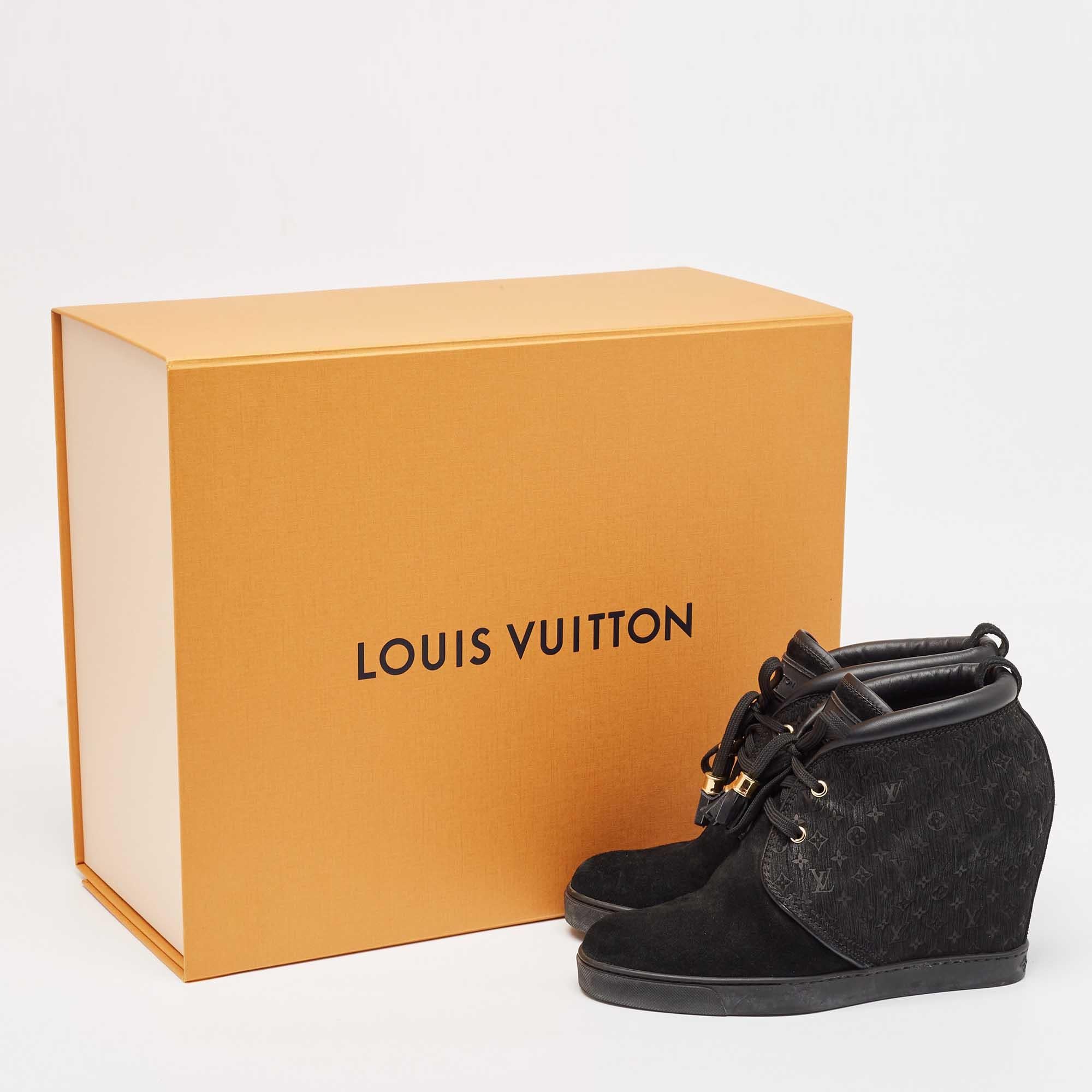Louis Vuitton Zapatillas con cuña de ante y cuero con monograma negro talla 39.5 en venta 4