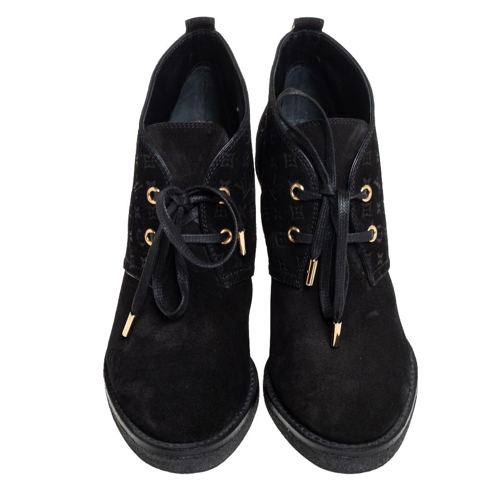 These ankle boots by Louis Vuitton are meant to be flaunted. Crafted from suede, they feature laces and monogrammed panels on the sides. The pair is beautifully completed with wedges and leather-lined insoles. Own these beauties today and step out