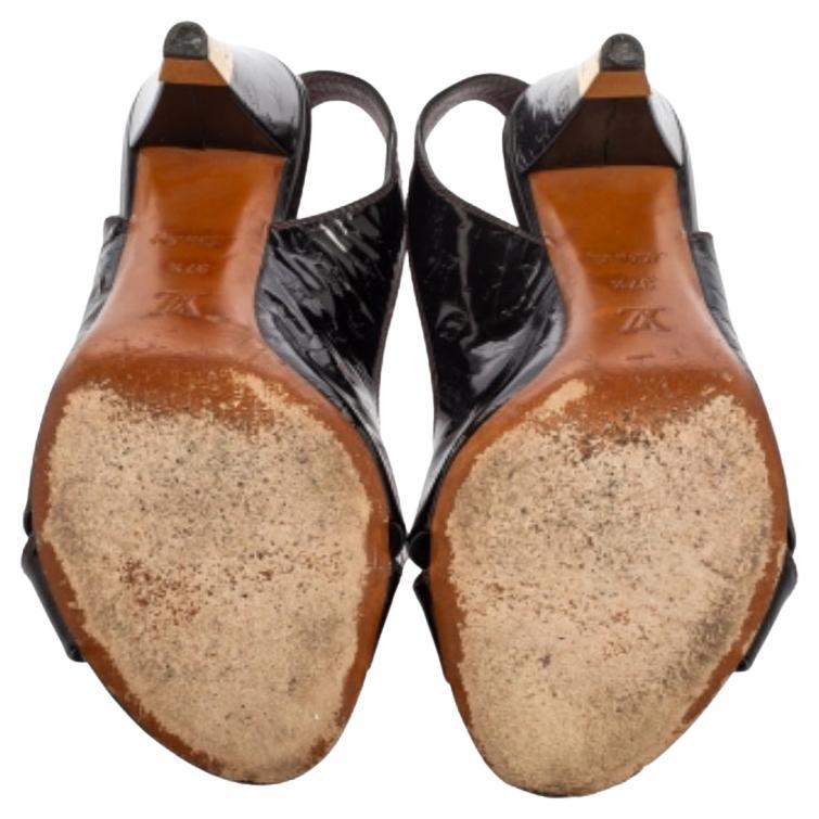 Dieses zeitlose Paar Plateausandalen von Louis Vuitton sieht an den Füßen noch besser aus. Die Schuhe haben ein elegantes Design aus Monogram Vernis mit hohen Absätzen und Schnallen-Slingbacks für ein elegantes Finish.