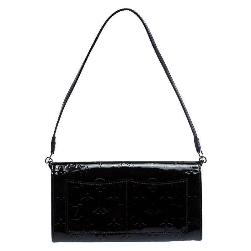 How utterly breathtaking is this Rossmore MM bag by Louis Vuitton! It is glossy, well-crafted and overflowing with style. From the way it has been crafted to the way it has been designed, this bag makes a loud fashion statement with every detail. It