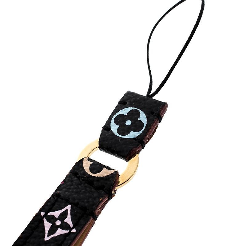 Accessorise your phone with this gorgeous strap from the house of Louis Vuitton. Crafted in a black multicolor monogram body in coated canvas and leather, this strap features a gold-tone detailing on it. It is detailed with tonal