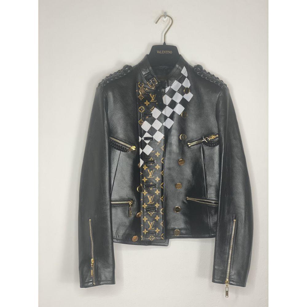 Louis Vuitton - Veste en cuir noir multicolore
totalement fabriqué en italie en taille 38 IT
Mesures :
longueur totale 57 cm 
de l'épaule à l'ourlet 60 cm
100% cuir