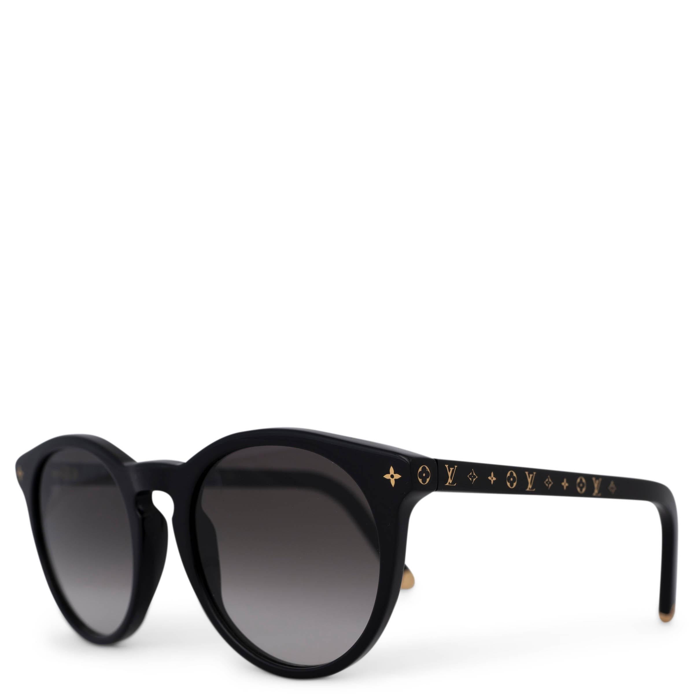These 100% authentic Louis Vuitton My Monogram Light Round sunglasses are crafted from black acetate and feature elegant gradient grey lenses. The slim temples are adorned with iconic Louis Vuitton initials and flowers in gold-tone, adding a touch