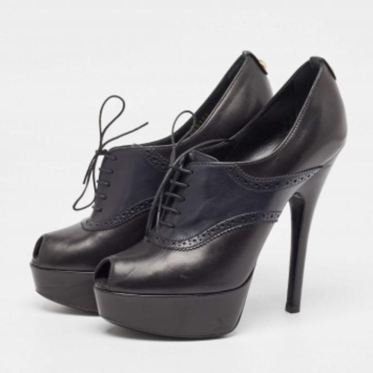Genießen Sie die modischsten Tage mit diesen stylischen Booties. Modernes Design und Handwerkskunst sorgen dafür, dass Sie bequem und schick sind!