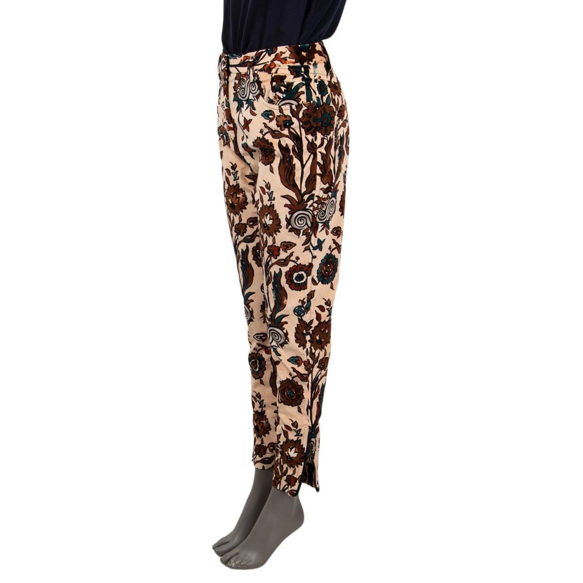 100% autentici pantaloni floreali Louis Vuitton in cotone (99%) ed elastan (1%) color salmone e marrone con passanti per la cintura. Due tasche a filetto sul lato, due tasche a filetto sul retro e cerniere sui polsini. Si chiude con una cerniera