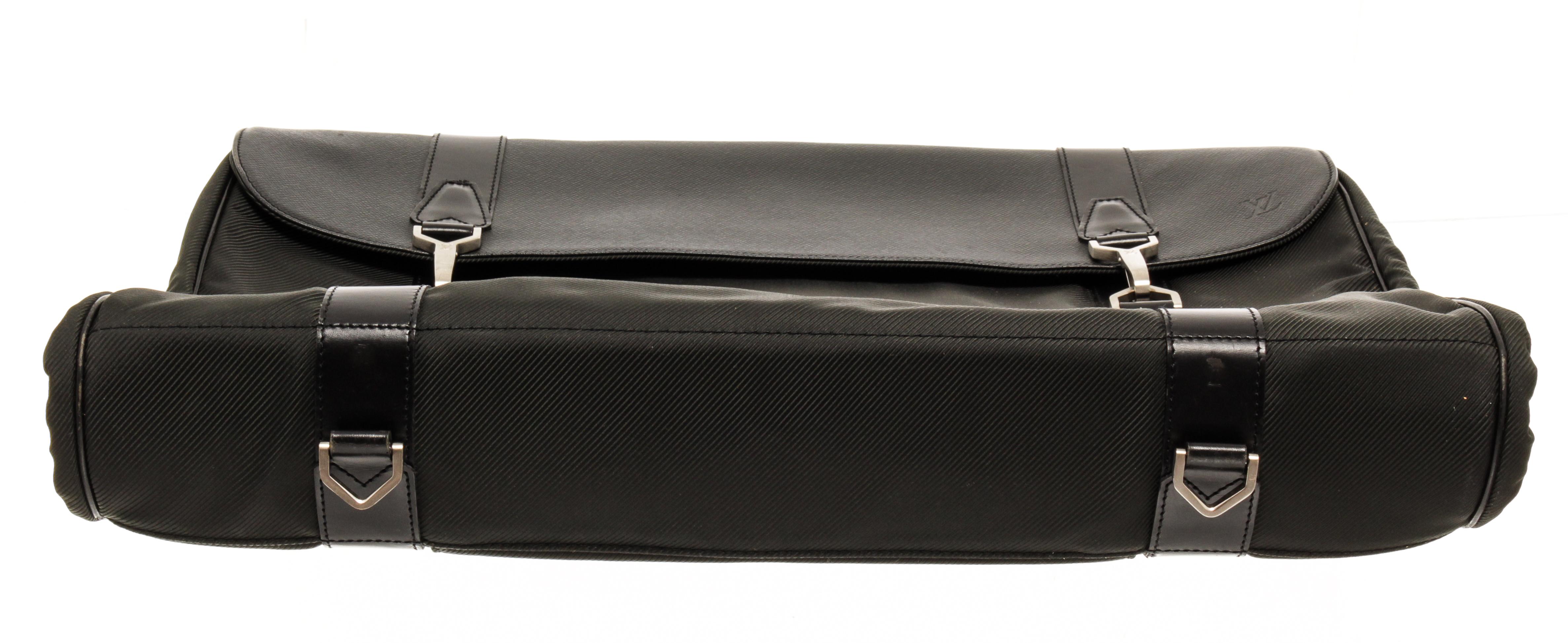 Louis Vuitton Black Nylon and Taiga Leather Portable Gibeciere Travel Bag In Good Condition For Sale In Irvine, CA
