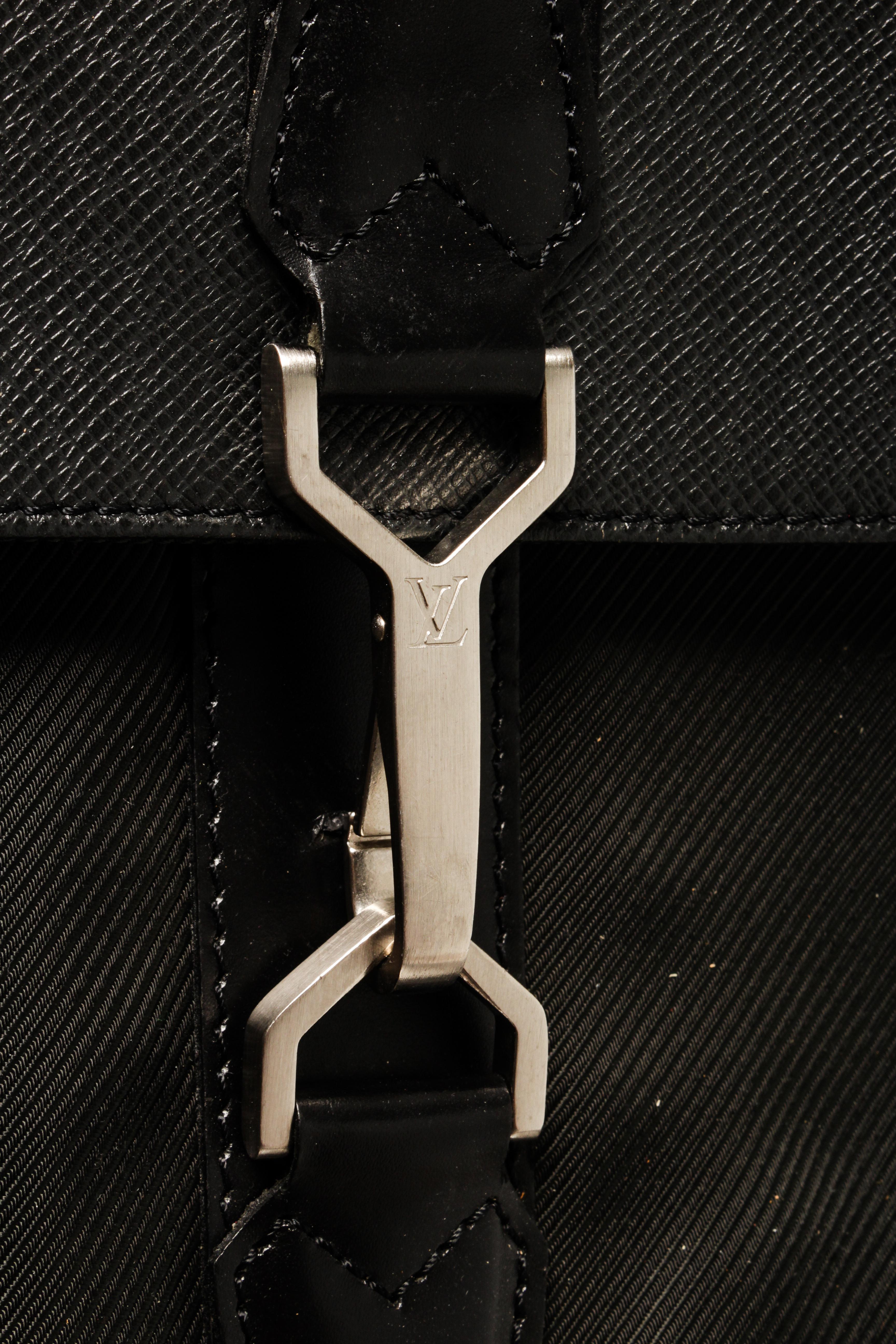 Louis Vuitton Black Nylon and Taiga Leather Portable Gibeciere Travel Bag For Sale 2