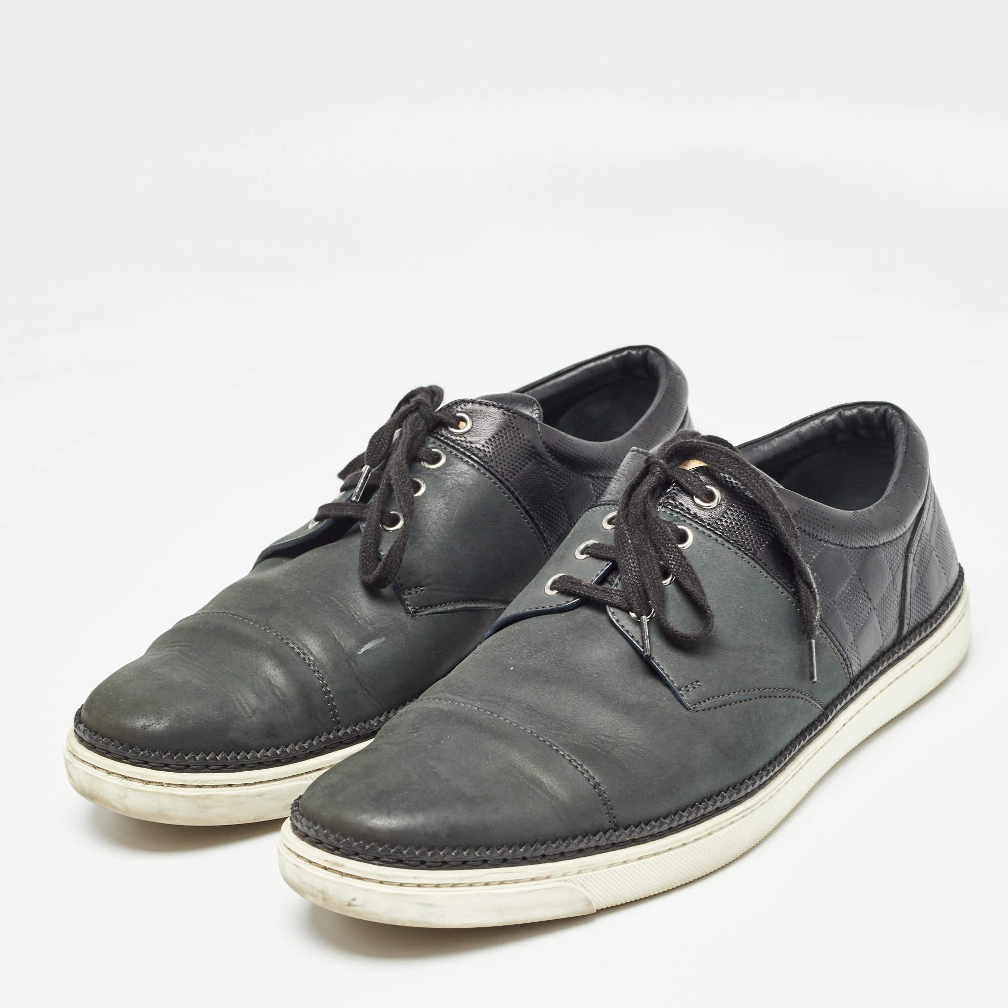 Packed with style and comfort these Louis Vuitton sneakers are gentle to the feet so that you can glide through the day. They have a leather exterior detailed with the Damier motif and secured with laces.