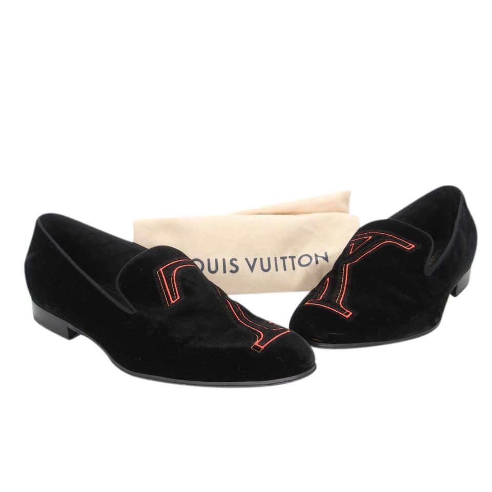 Louis Vuitton Black Orange Upside Down Virgil Abloh Logo Auteuil Slipper Velvet Loafers Formal Shoes LV-S0917P-0189

A staple of any man's wardrobe, this versatile loafer flat features extra-supple black velvet with a embroidered oversized LV logo