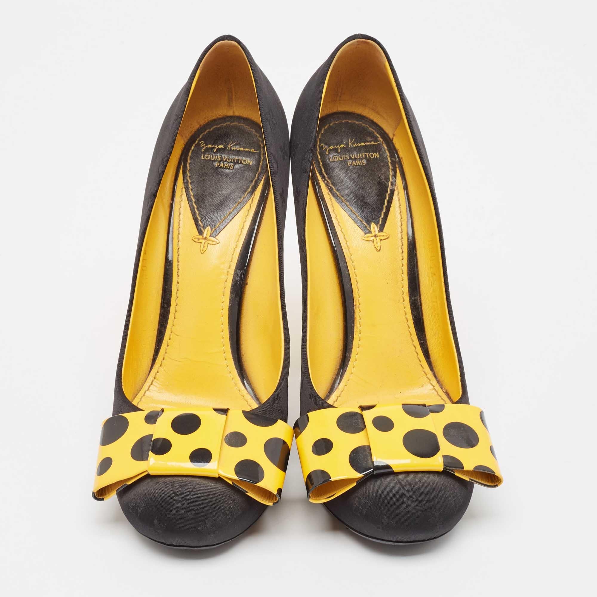 Louis Vuitton Black/Orange Canvas and Patent Leather Pumps Size 40 In Good Condition For Sale In Dubai, Al Qouz 2