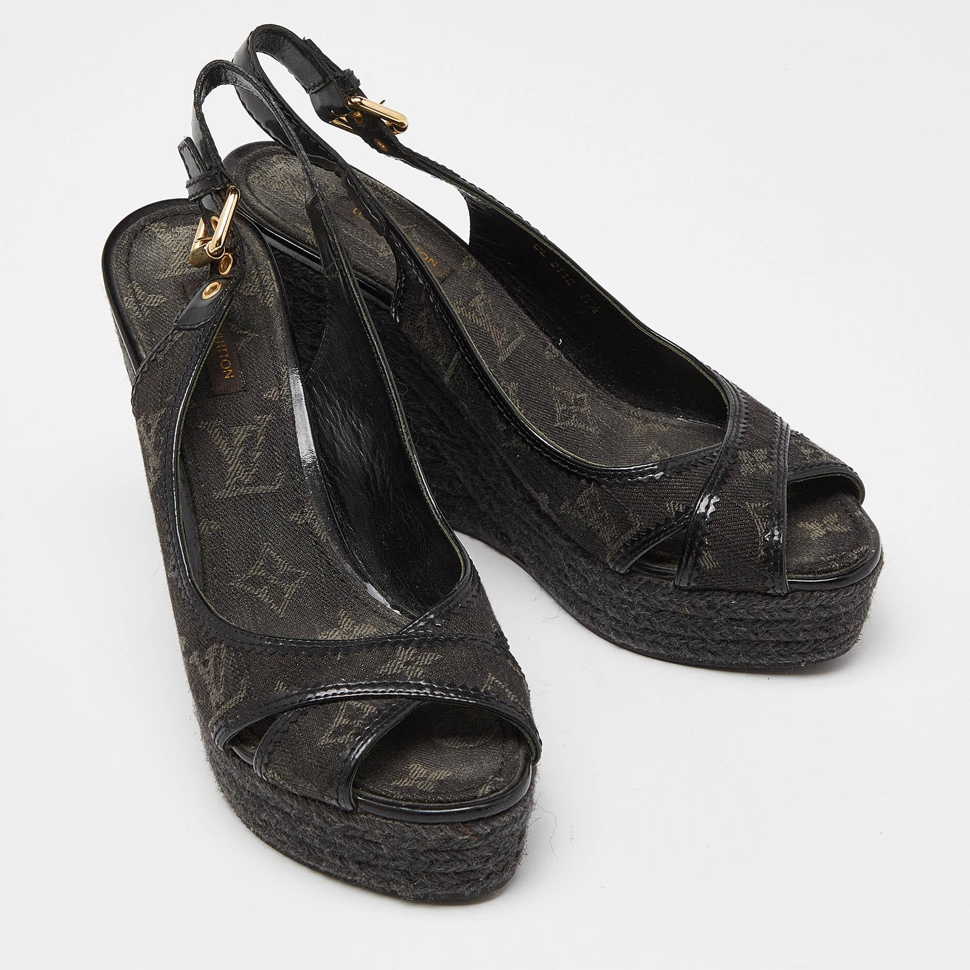 Louis Vuitton Black Patent and Demin Bastille Wedge Sandals Size 39.5 In Good Condition For Sale In Dubai, Al Qouz 2