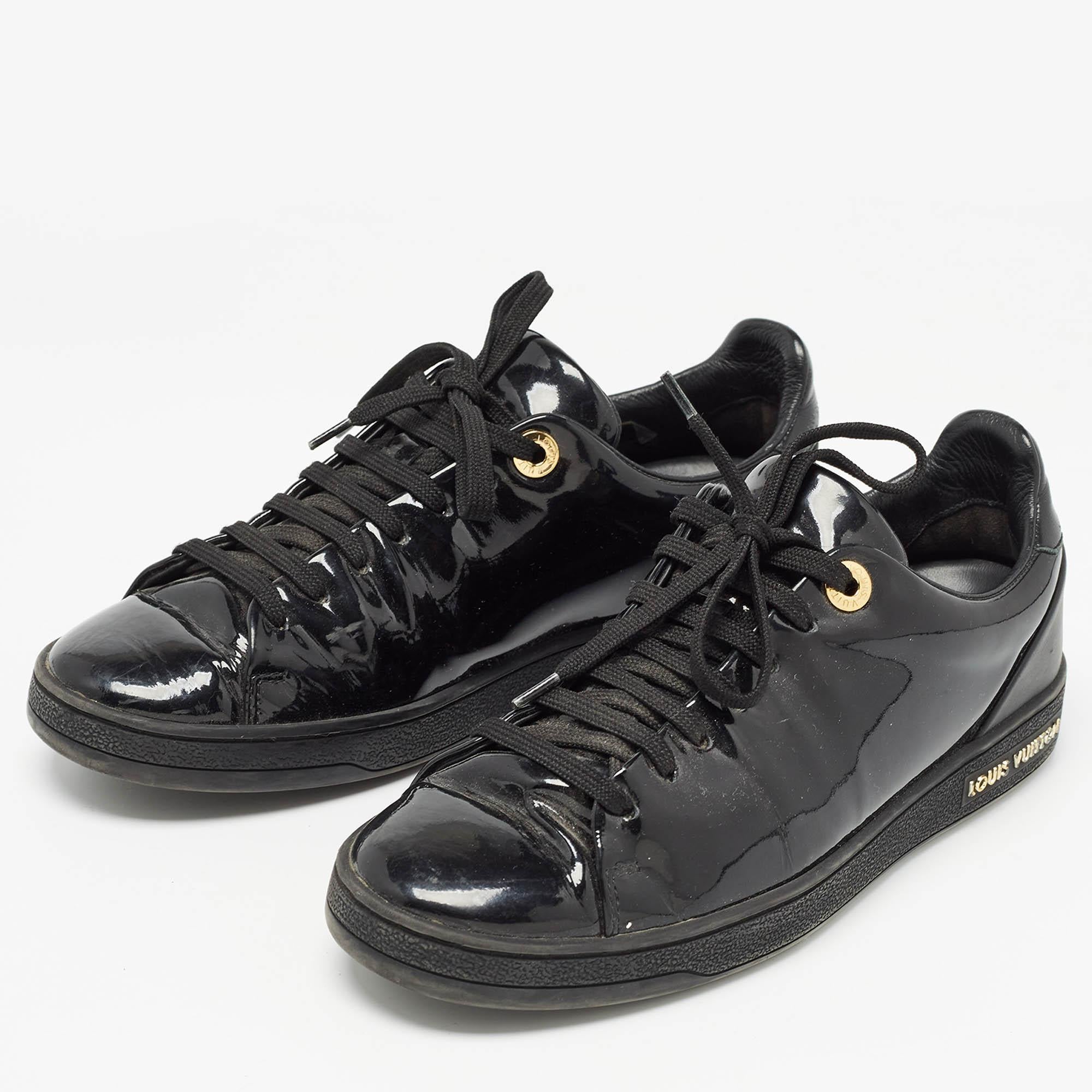 Améliorez votre style avec ces baskets noires Louis Vuitton. Méticuleusement conçues pour la mode et le confort, elles sont le choix idéal pour une foulée tendance et confortable.