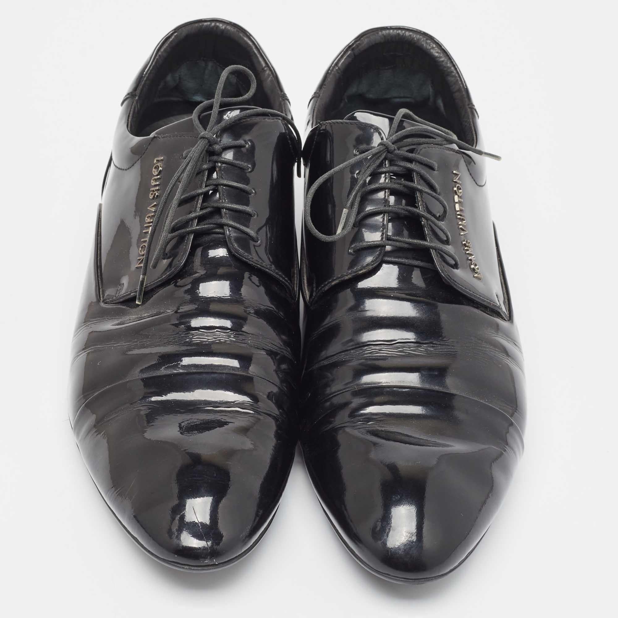 Ces oxfords sont conçus à partir des matériaux les plus nobles et présentent une allure élégante, des semelles robustes et des lacets sur l'empeigne. Associez ces chaussures à un pantalon de tailleur et à un blazer pour un look formel élégant.

