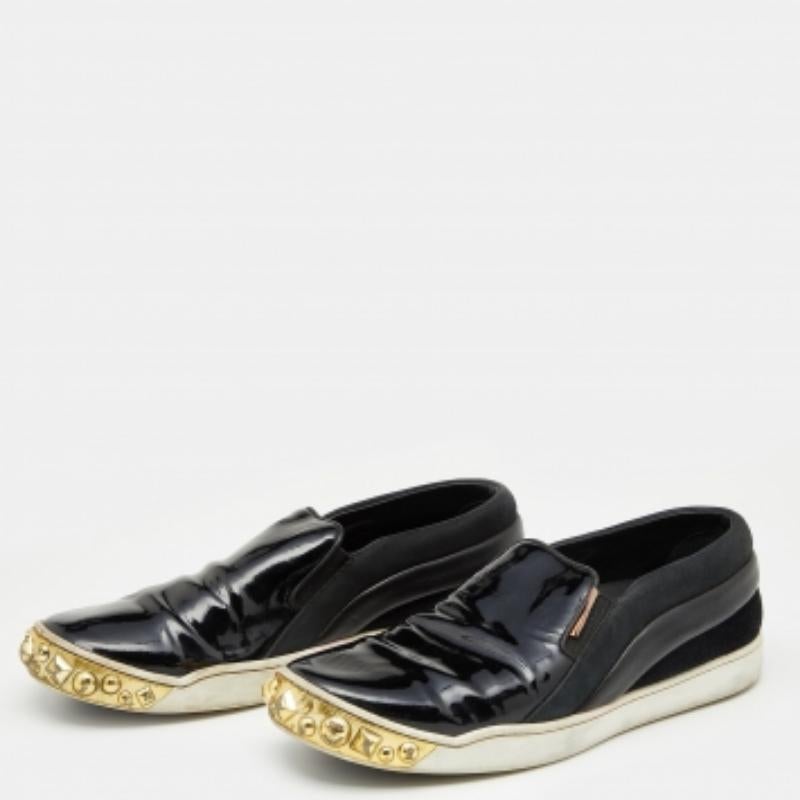 Dieses beeindruckende Paar Sneakers wurde aus hochwertigem Lackleder und Wildleder gefertigt. Bringen Sie Schwung in Ihre Garderobe mit diesen Slip-on-Sneakers, die ultimativen Komfort bieten. Sie sind mit goldfarbenen Nieten auf der Vorderseite