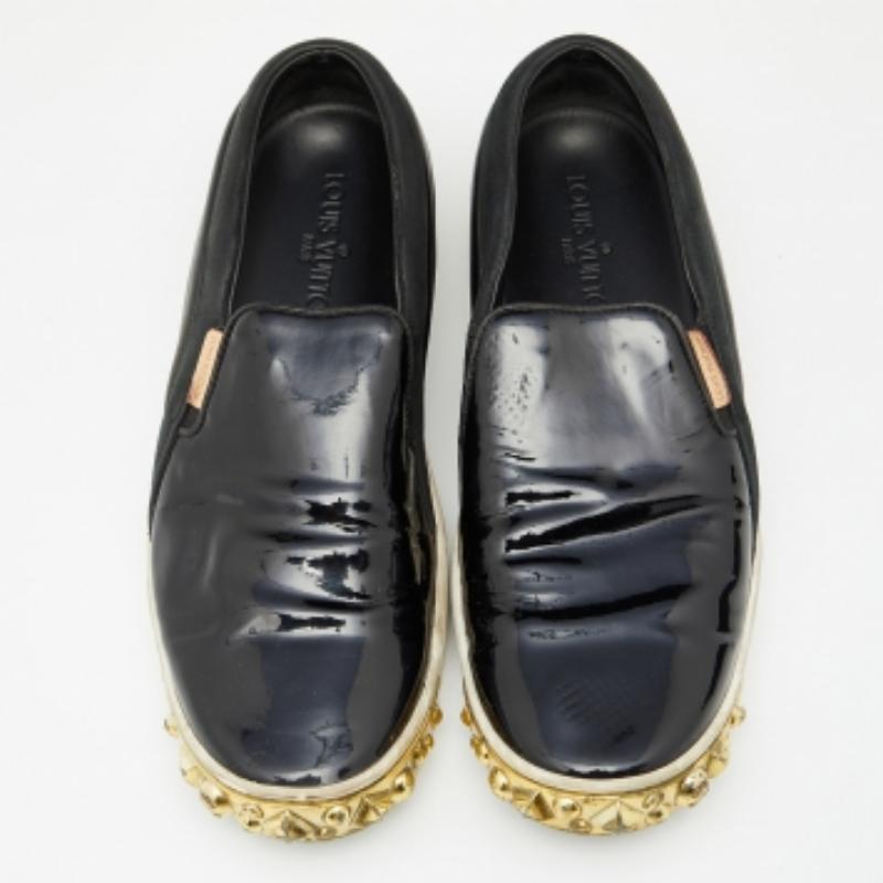 Louis Vuitton Schwarze Slip On Turnschuhe aus Lackleder und Wildleder mit Nieten Größe 38 Damen im Angebot