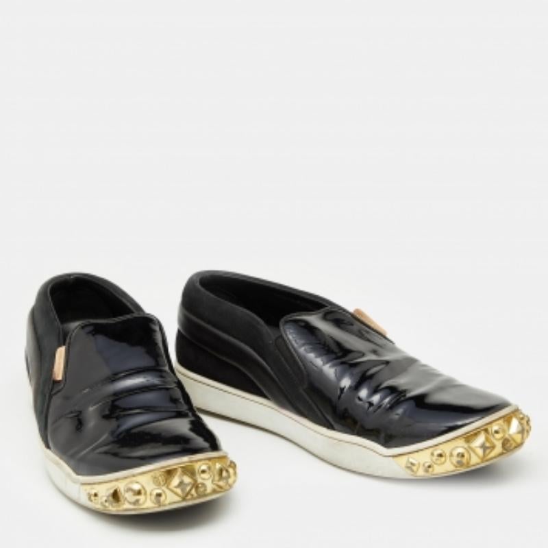 Louis Vuitton Schwarze Slip On Turnschuhe aus Lackleder und Wildleder mit Nieten Größe 38 im Angebot 1