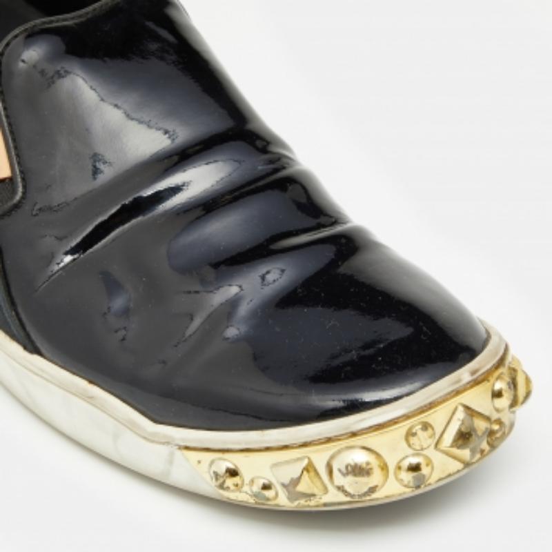 Louis Vuitton Schwarze Slip On Turnschuhe aus Lackleder und Wildleder mit Nieten Größe 38 im Angebot 2