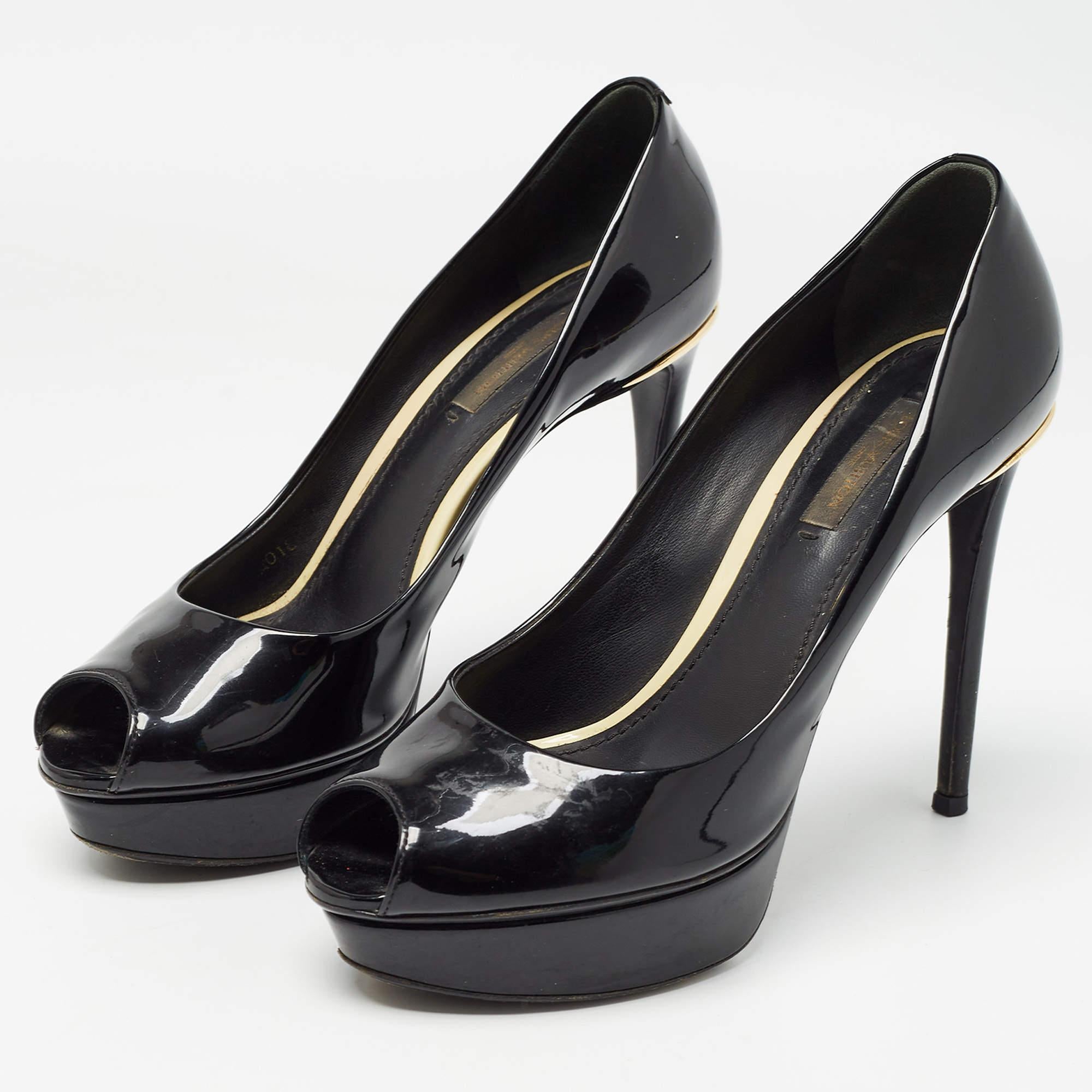 Marca la diferencia con estos zapatos de salón LV para mujer. Impecablemente elaborados, estos elegantes tacones ofrecen moda y comodidad, elevando tu look con cada paso elegante.
