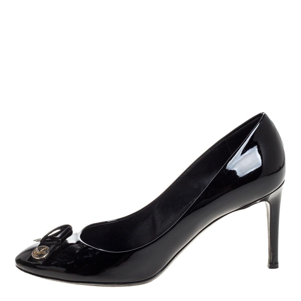 Look fabulous in this pair of Fiance pumps, crafted out of patent leather. Louis Vuitton is a popular pick when it comes to selecting footwear for an occasion. This pair of pumps is a fine blend of sophistication with comfort. They are complete with