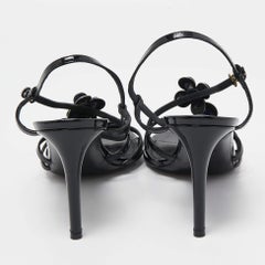 Louis Vuitton Schwarze Sandalen aus Lackleder mit Blumenverzierung und Slingback Größe 40