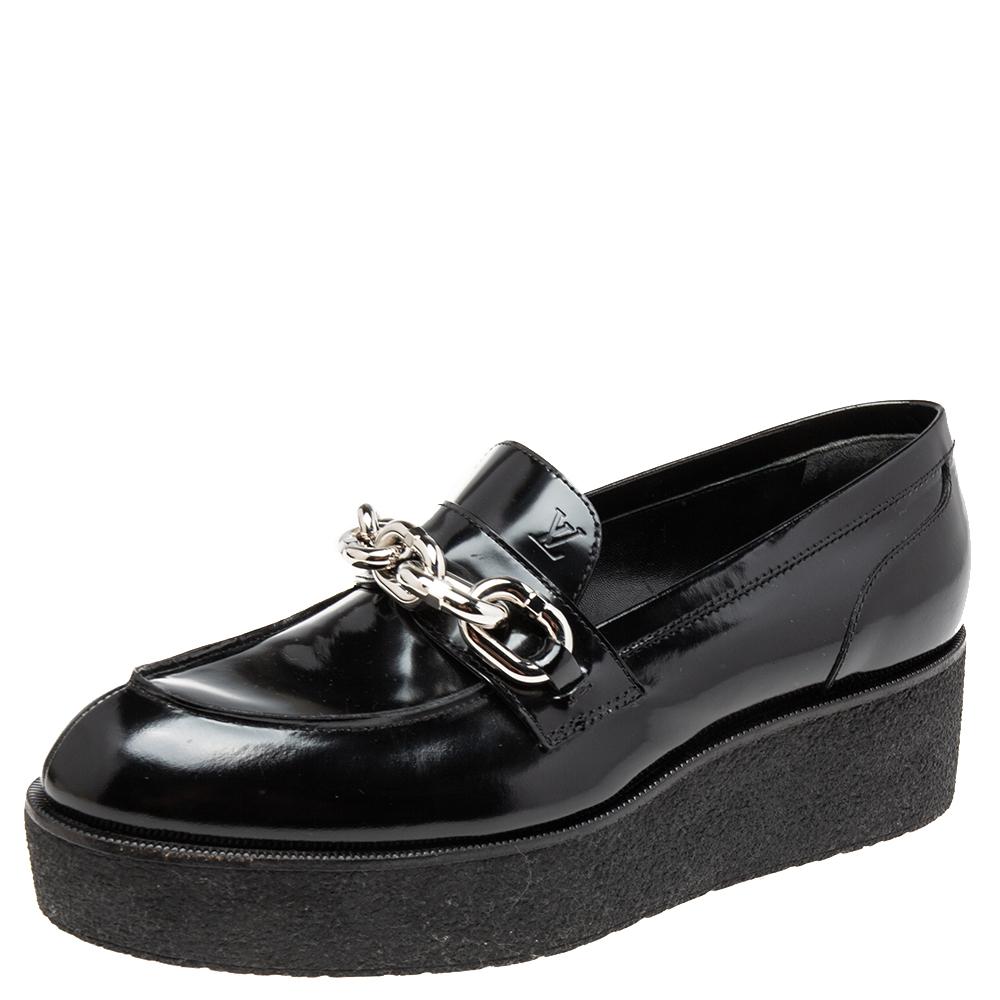 Functional and stylish, Louis Vuitton's collections capture the effortless, nonchalant finesse of the modern you. Crafted from patent leather in a black shade, these loafers are so comfortable you'll never want to take them off. They are topped with