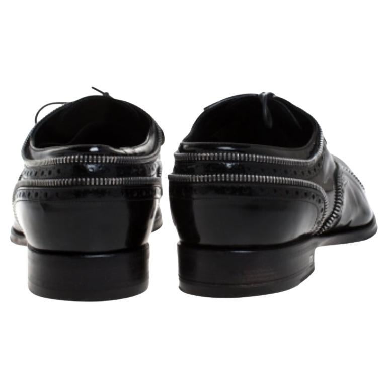 A perfect combination classy and bold style, these stunning Louis Vuitton oxfords are a must have for men who don't shy from flaunting something exclusive. Constructed in black patent leather and accented with silver-tone chain trims, these shoes