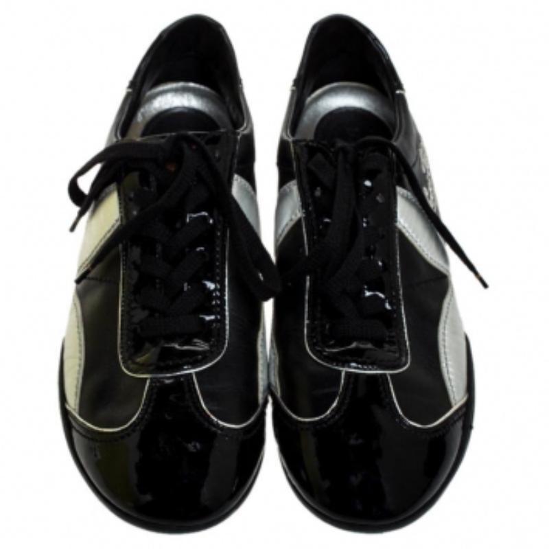 Louis Vuitton Nero Patent Leather Low Top Lace Up Sneakers Taglia 41 In condizioni discrete in vendita a Dubai, Al Qouz 2