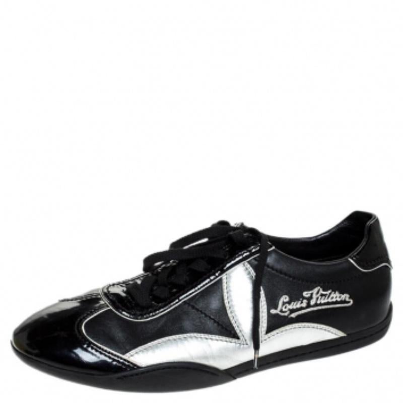 Louis Vuitton Nero Patent Leather Low Top Lace Up Sneakers Taglia 41 in vendita 1