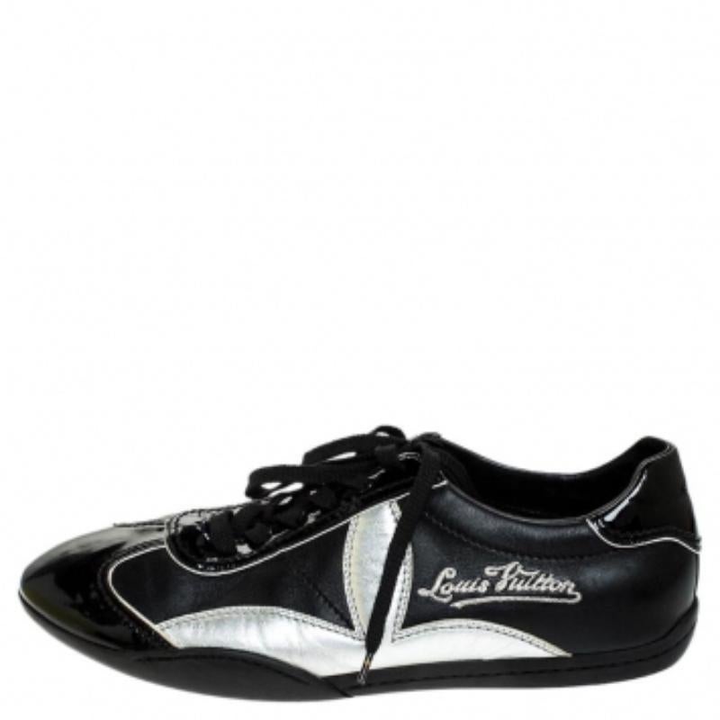 Louis Vuitton Nero Patent Leather Low Top Lace Up Sneakers Taglia 41 in vendita