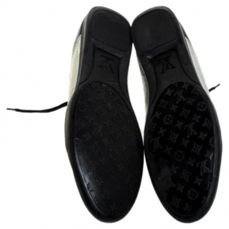 Louis Vuitton Nero Patent Leather Low Top Lace Up Sneakers Taglia 41 in vendita 3