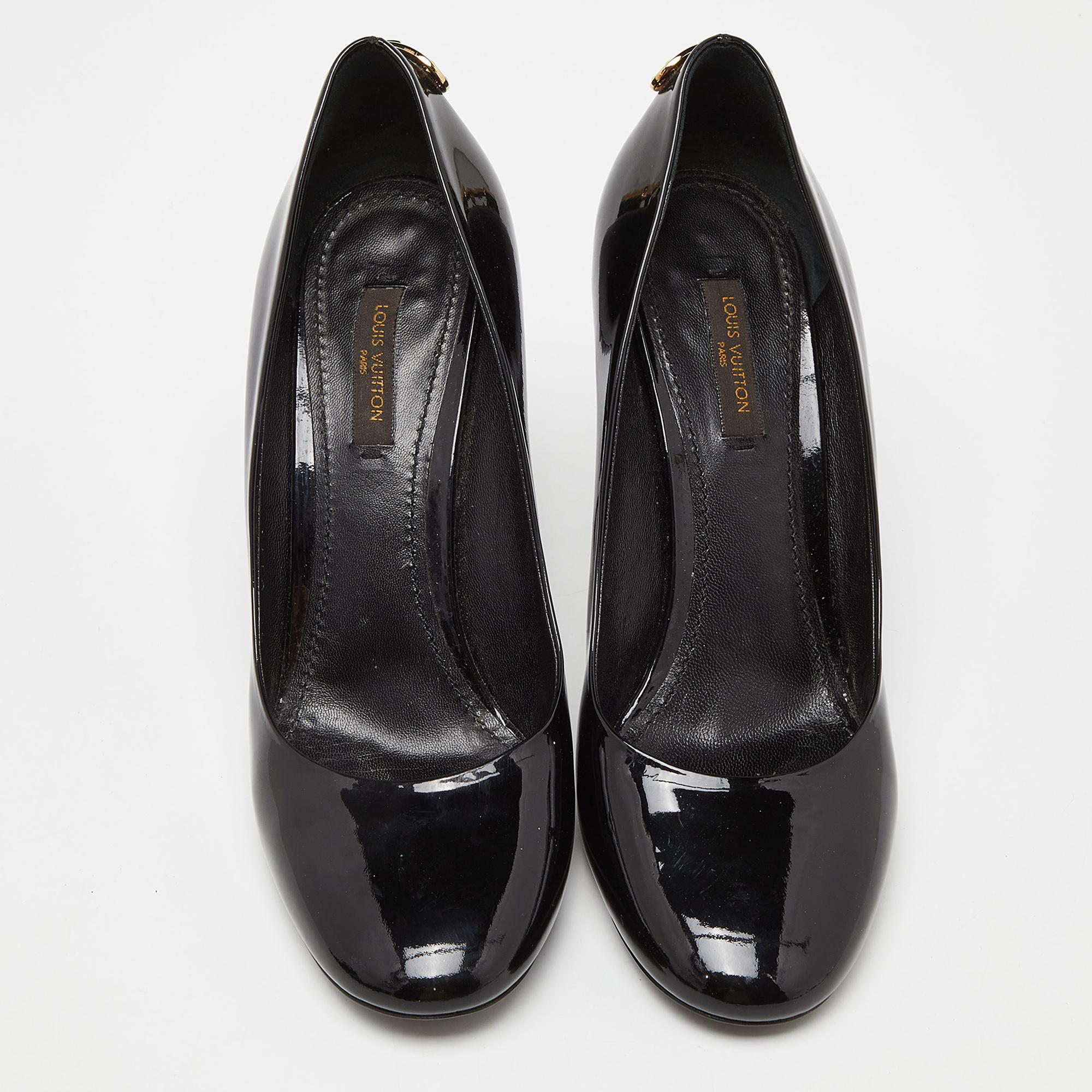 Louis Vuitton Black Patent Leather Lock It Round Toe Pumps Size 38 In Fair Condition For Sale In Dubai, Al Qouz 2